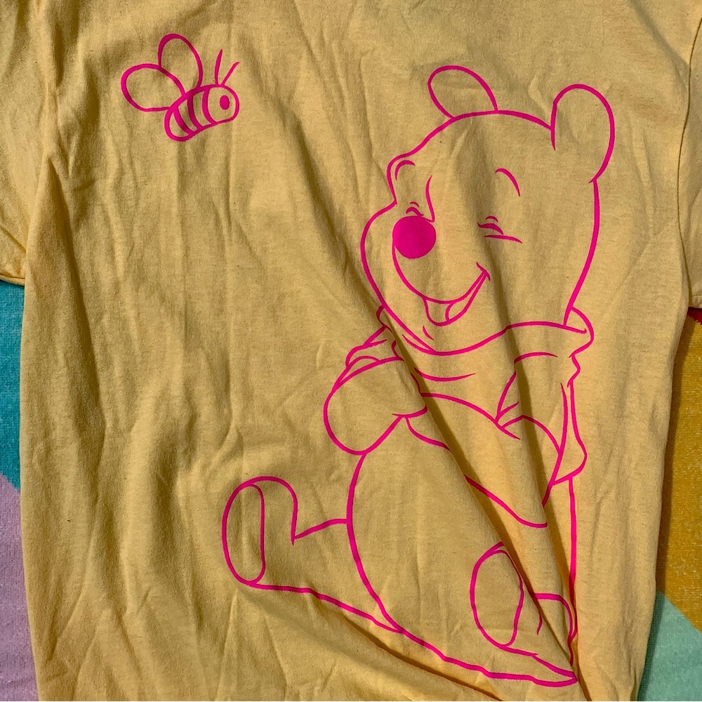 Disney Winnie The Pooh & Bee 🐝 Pale Yellow Graphic Tee w/ Side Knot 🍯 NWT sz M - Picture 4 of 6